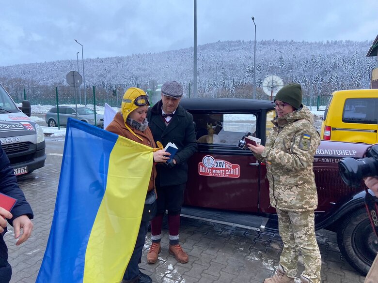 Украинка на ретро-автомобиле откроет гонку в Монте-Карло 04