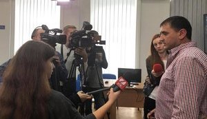 Группа неизвестных вооруженных мужчин захватила фермерское хозяйство на Харьковщине, - СМИ