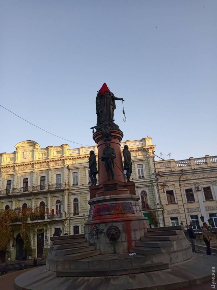 На памятник Екатерине II в Одессе надели колпак палача, в руки дали петлю 01
