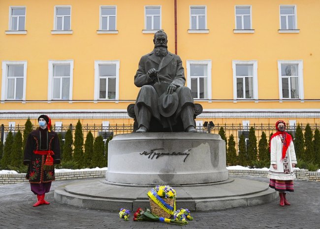 Ukraine leaders lay flowers at monument to Hrushevsky 06
