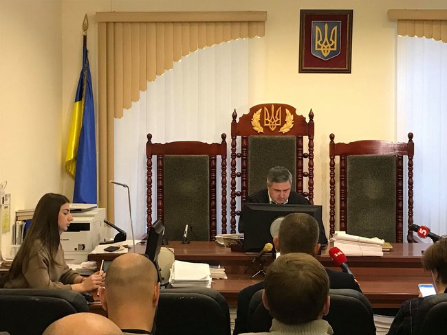 Суд вирішив тимчасово зупинити провадження у справі про будівлі УПЦ МП біля руїн Десятинної церкви 01