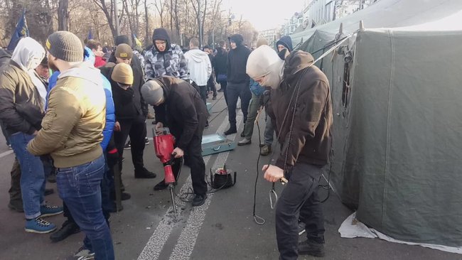 Митингующие против рынка земли установили под Радой палатки 32