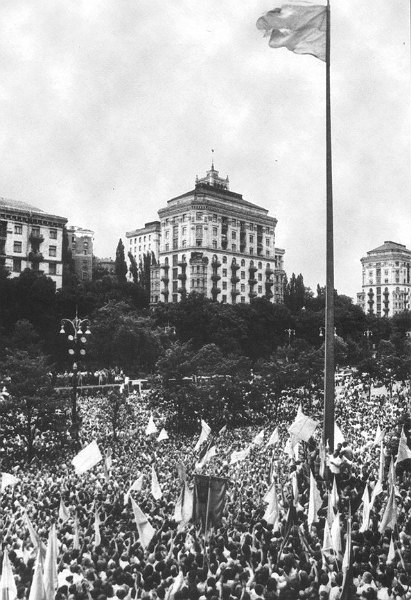 27 лет назад над Киевом был поднят национальный сине-желтый флаг 01