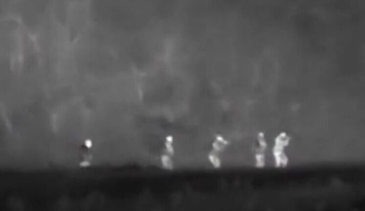 Sniper destroys three invaders out of five through thermal sight. VIDEO