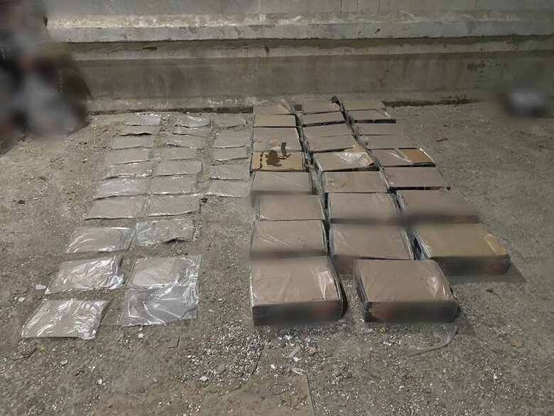 Двое граждан Румынии переправляли через Одессу в ЕС героин в контейнерах с финиками. Их задержали 09