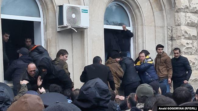 В оккупированной Россией Абхазии протестующие штурмуют администрацию президента 11