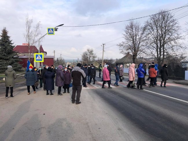 Ми теж хочемо кататися на лижах, а не виживати у злиднях, - у Чернівецькій області відбуваються акції протесту проти підвищення тарифів 04