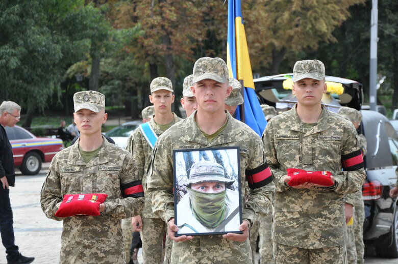 Зі спецпризначенцем Тенгрі, який загинув у бою з окупантами, попрощалися в Києві 24