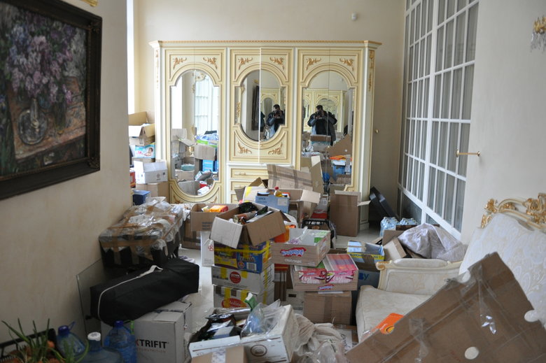 Штаб військових медиків Першого добровольчого мобільного шпиталю в маєтку Пінчука 17