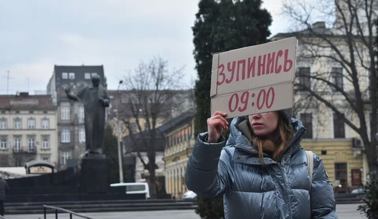 Водитель автобуса во Львове кричал на военного и пренебрег минутой молчания: его уволили