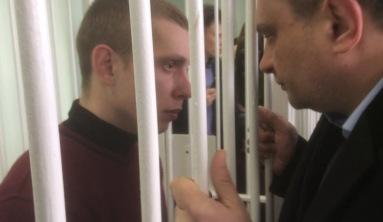 Суд над патрульным Олийныком: слезы в клетке, сигареты от сослуживцев – и обратно в СИЗО