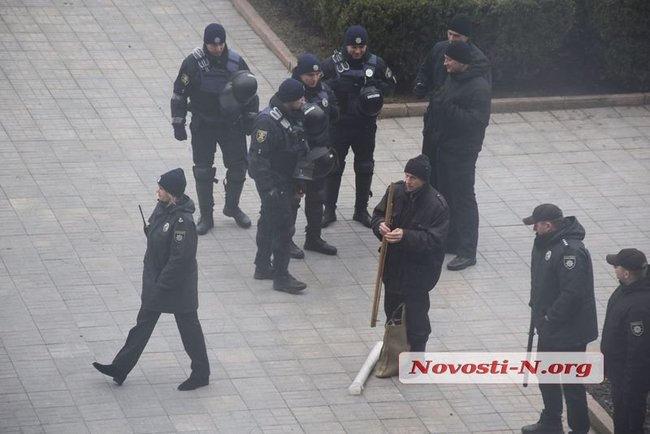 Мітинг за відставку губернатора Савченка в Миколаєві: будівлю облради охороняють сотні силовиків, азовці пройшли всередину, почалися сутички 18