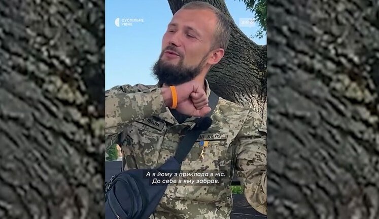Украинский морпех Харкевич рассказал о захвате оккупанта в плен: "Сижу в яме, а передо мной одно из тел пробегает. Я ему прикладом в нос и затащил к себе".. ВИДЕО