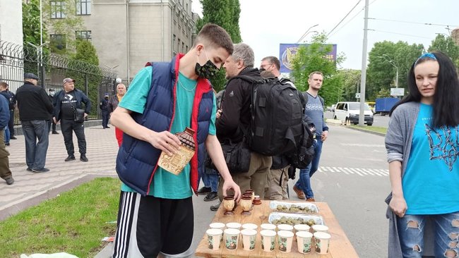 У Києві під посольством РФ в ході акції в память загиблих на Донбасі воїнів спалили Кремль 25 У Києві під посольством РФ в ході акції в память загиблих на Донбасі воїнів спалили Кремль 25