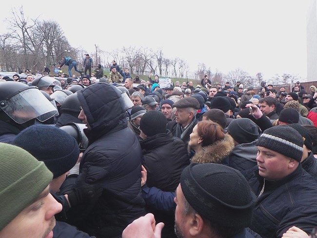 Затримання Саакашвілі: поліція намагається відтіснити активістів на Трьохсвятительській, був застосований газ 05