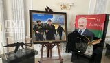"За Батьку!": в Минске на всеобщее обозрение выставили автомат Лукашенко, с которым он бегал во время протестов в Беларуси. ФОТОрепортаж