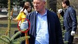 На субботник Азаров умудрился надеть рукавицы задом наперед. ФОТО