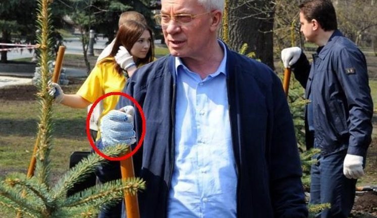 На субботник Азаров умудрился надеть рукавицы задом наперед. ФОТО