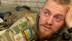 Український воїн читає вірш під артобстрілом: "Хай шлях - до раю, пекла чи полону - усе пройди і винести зумій". ВIДЕО