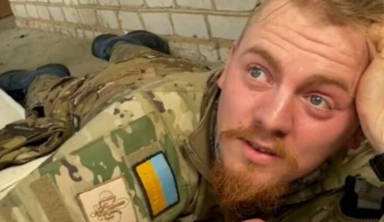 Український воїн читає вірш під артобстрілом: "Хай шлях - до раю, пекла чи полону - усе пройди і винести зумій". ВIДЕО