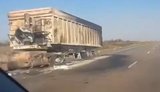 Російські водії зафільмували спалені вантажівки на трасі до окупованого Криму: техніка залишається на узбіччях. ВIДЕО