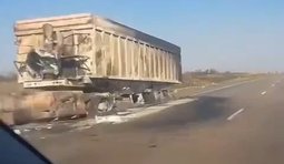 кадри палаючих вантажівок на трасі до криму