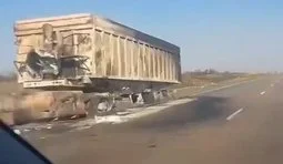 Російські водії зафільмували спалені вантажівки на трасі до окупованого Криму: техніка залишається на узбіччях. ВIДЕО