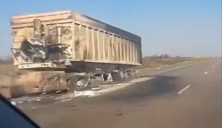 Російські водії зафільмували спалені вантажівки на трасі до окупованого Криму: техніка залишається на узбіччях. ВIДЕО