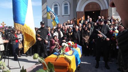 Мама молодшого сержанта міліції Романа Сокуренка (Сокола): Рома побіг витягати хлопців, коли в них стріляв снайпер. Вони йшли на перший штурм Іловайська 13