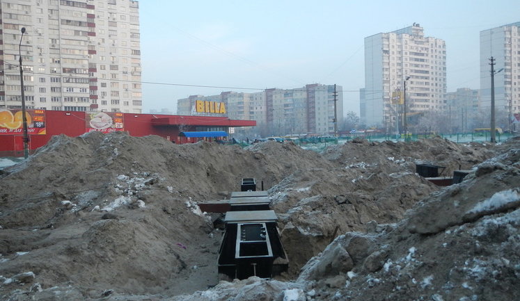 Жители Дарницкого района протестуют против строительства АЗС возле их домов ВИДЕО+ФОТОрепортаж