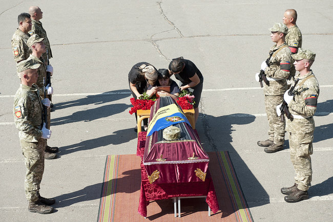 С воином Александром Буйвало, погибшим в 2014 году на Луганщине в результате ракетного обстрела с территории РФ, простились в Сумах 06