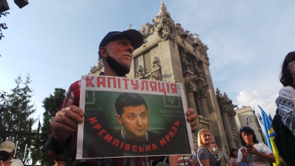 Под Офисом Зеленского в Киеве прошла акция протеста против условий прекращения огня на Донбассе 25