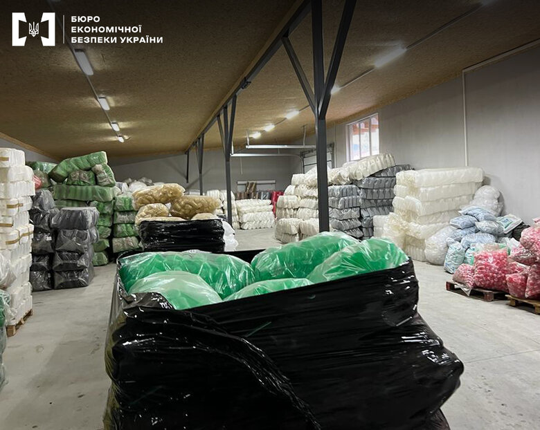 БЕБ виявило наймасштабніше підпільне виробництво побутової хімії світових брендів 02