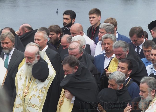 Онуфрій, Новинський, Бойко і віряни: як УПЦ МП хресну ходу проводили 25