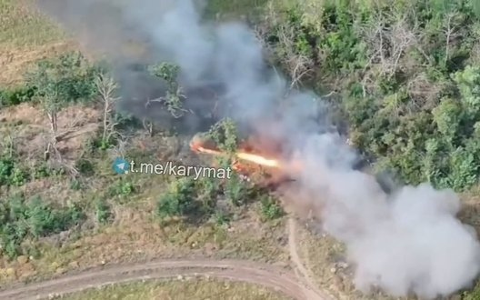 Внаслідок удару FPV-дрона та детонації боєкомплекту палаючу автівку рашистів протягнуло по місцевості. ВIДЕО