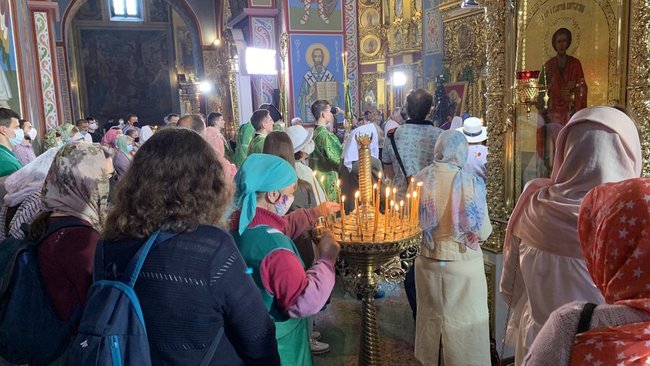В Михайловском Златоверхом соборе на Троицу нарушают карантин, - СМИ 01