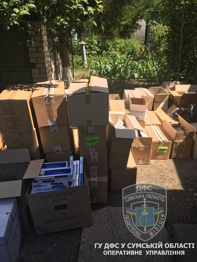 Податківці ліквідували міжрегіональну схему обігу контрафактних тютюнових виробів, вилучено сигарет на 3,9 млн грн 01