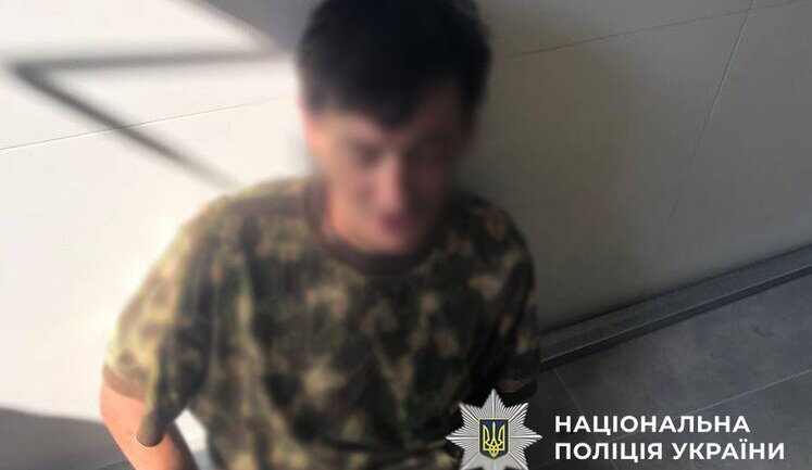П’яний чоловік погрожував людям пістолетом у Києві: у квартирі знайшли гранати й набої, - Нацполіція. ФОТОрепортаж