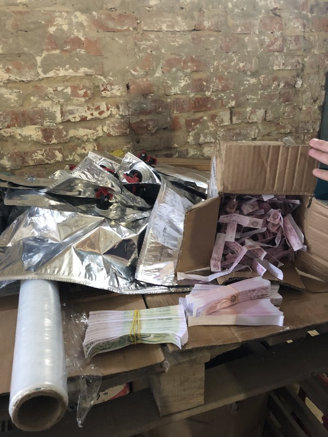 Организаторы подпольного цеха по незаконному производству алкоголя на Тернопольщине предстанут перед судом: при обысках изъята продукция стоимостью 1 млн грн 09