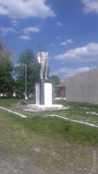 На Одещині невідомі знесли частину памятника Леніну 01