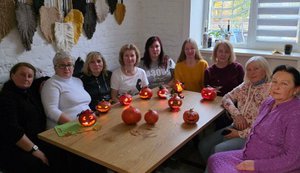 ГО «Вояцький Визвіл» зібрали родини захисників України на затишний майстер-клас із вирізання гарбузів до свята Геловіну.