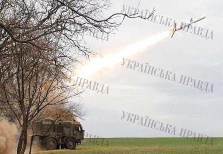 Момент пуска Нептунов по российскому крейсеру Москва в апреле 01