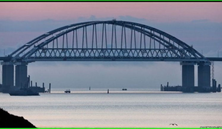Плавучий кран зірвався з якоря і пошкодив Керченський міст