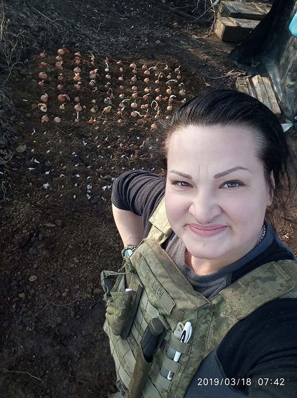 Яна Червона. Квіти поміж окопів 09