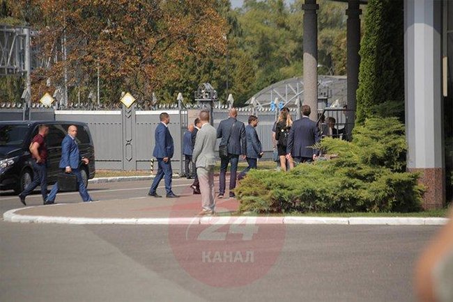 Зеленский приехал в аэропорт Борисполь встречать освобожденных украинцев 02