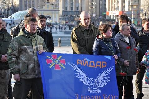 На Майдані Незалежності відбулася церемонія прощання з померлим бійцем Айдару Олександром Царенком 01