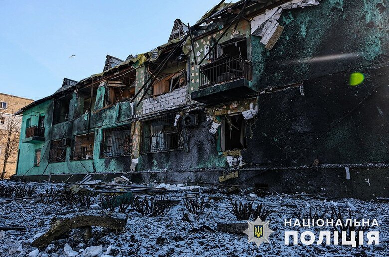 Последствия ракетных ударов РФ по Курахово: повреждены многоквартирные дома и учебное заведение 02