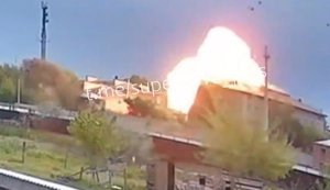 Дрон-камікадзе поцілив у приміщення відділу ФСБ у Чечні. ВIДЕО вибуху