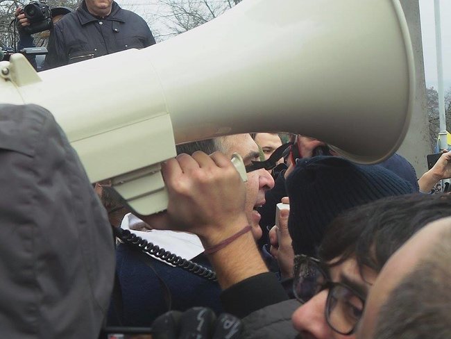 Supporters release Saakashvili from paddy wagon 12