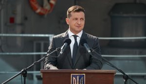 Зеленский пообещал начать массовое строительство школьных бассейнов